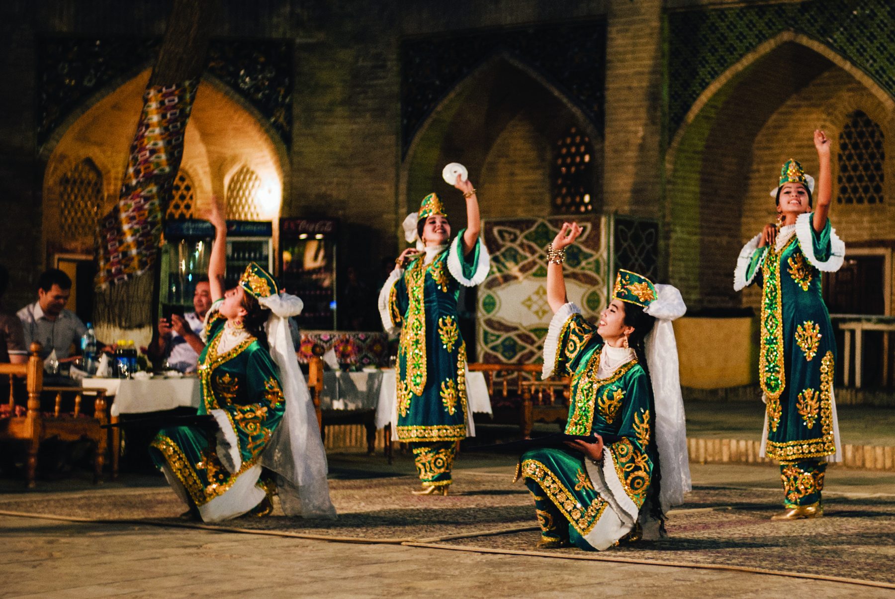 Узбекская культура. Фольклорное шоу Бухара. Узбекистан национальный колорит. Национальные танцы Узбекистана.